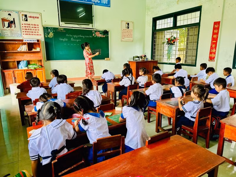 Học sinh lớp 1 vùng cao Quảng Trị hân hoan trong ngày tựu trường