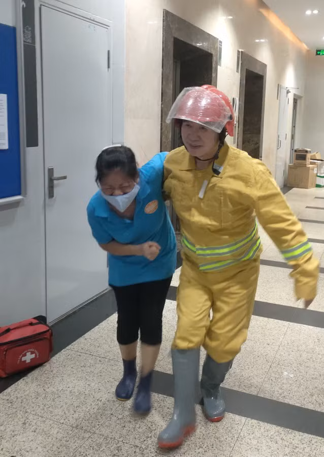 Ngay sau khi phát hiện đám cháy lực lượng PCCC cơ sở gồm 15 người do ông Nguyễn Anh Tú - đội trưởng tổ chức phân công nhiệm vụ, chữa cháy và hướng dẫn người dân thoát nạn. Diễn tập chữa cháy tại chung cư cao tầng tại Hà Nội