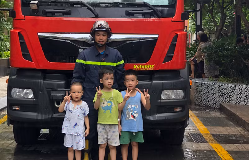 Sau khi nắm bắt tình hình, tổ chức phối hợp đội PCCC cơ sở dập tắt đám cháy hoàn toàn và tổ chức trinh sát hướng dẫn người bị nạn, cứu 1 nạn nhân ra bên ngoài. Diễn tập chữa cháy tại chung cư cao tầng tại Hà Nội
