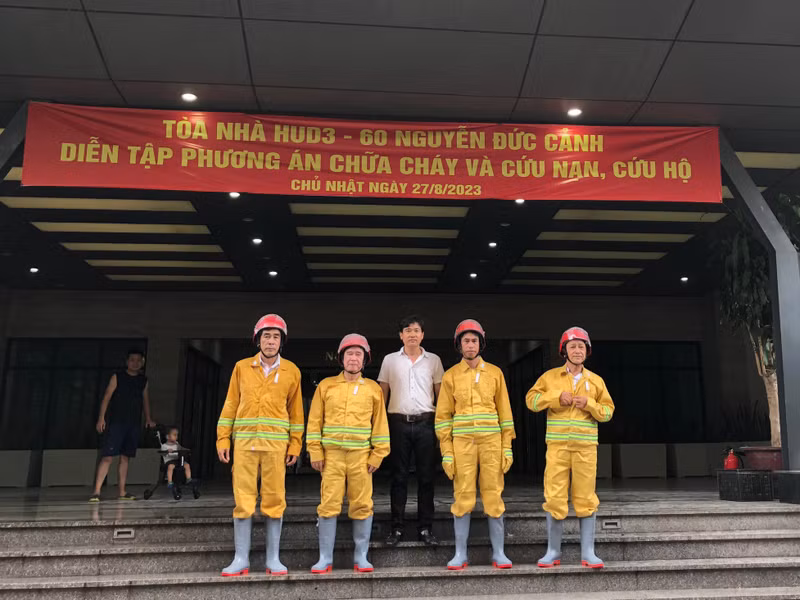 Diễn tập với giả định tình huống cháy xảy ra tại tầng hầm của tòa nhà. Diễn tập chữa cháy tại chung cư cao tầng tại Hà Nội