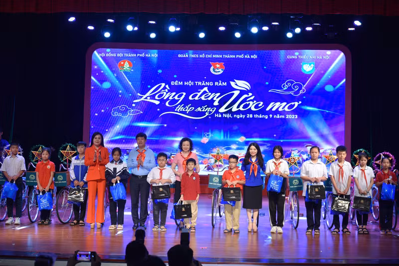 Nhiều tiết mục biểu diễn xúc động tại đêm Trung thu ‘Lồng đèn thắp sáng ước mơ’