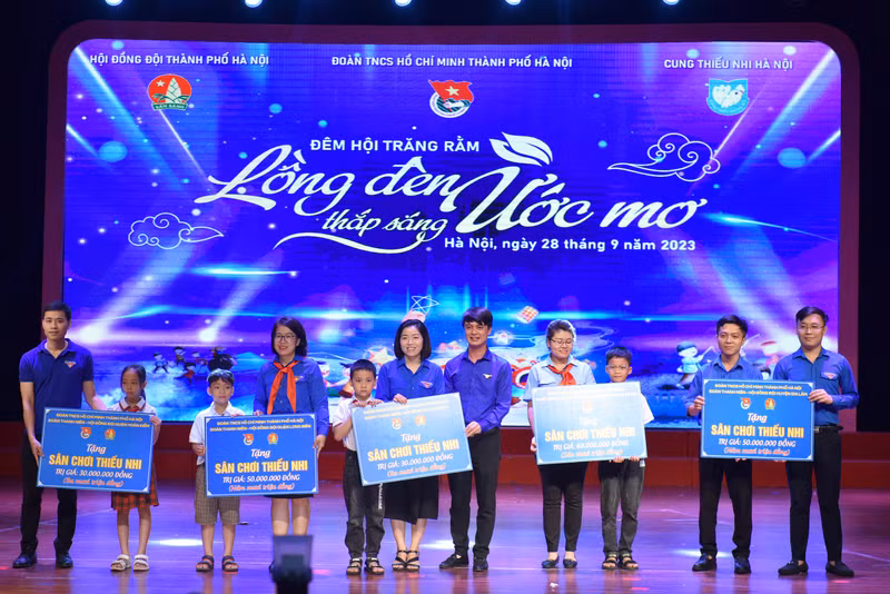 Nhiều tiết mục biểu diễn xúc động tại đêm Trung thu ‘Lồng đèn thắp sáng ước mơ’