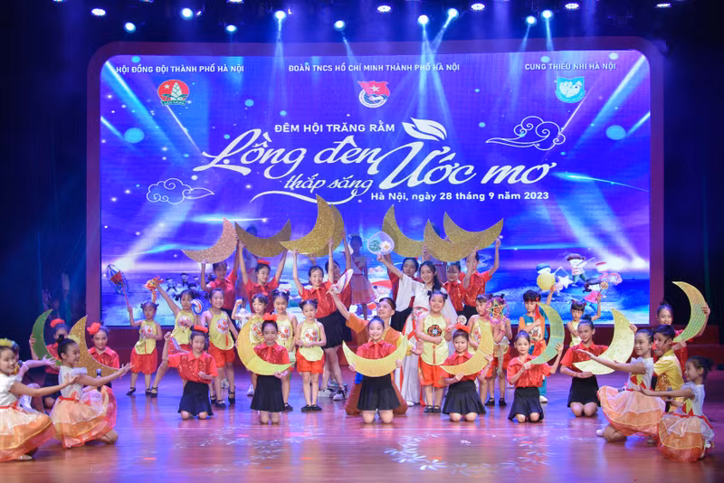 Nhiều tiết mục biểu diễn xúc động tại đêm Trung thu ‘Lồng đèn thắp sáng ước mơ’