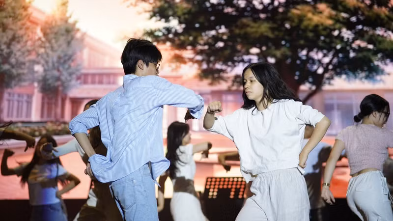 Buổi lễ tri ân có sự góp mặt của các thầy cô giáo, phụ huynh cũng như toàn bộ Amsers khoá 21-24. Xúc động lễ tri ân, trưởng thành của học sinh Hà Nội