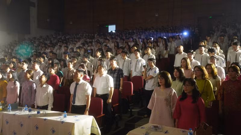 Các quý vị đại biểu, các thầy cô giáo và toàn thể các bạn học sinh lắng nghe tiếng trống trường thân thuộc. Xúc động lễ tri ân, trưởng thành của học sinh Hà Nội