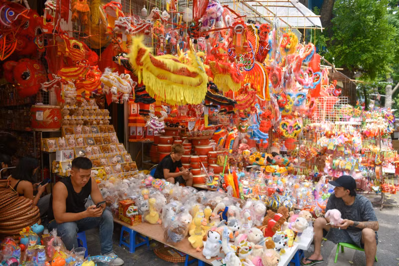 Sắc màu rực rỡ của đồ trang trí, đồ chơi dịch Tết Trung thu khiến nơi đây thu hút giới trẻ. Giới trẻ nô nức 'check-in' Trung thu sớm ở phố Hàng Mã