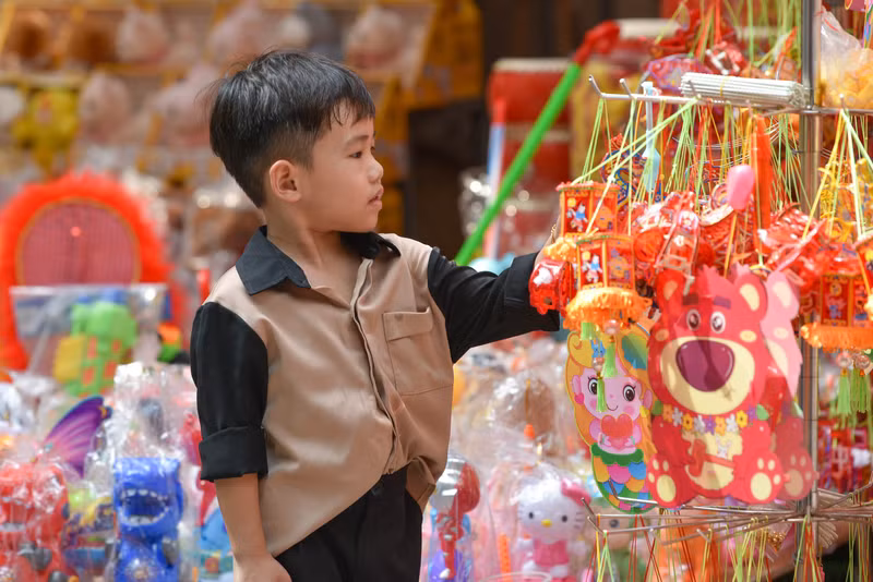 Các em nhỏ thích thú khi được gia đình cho lên phố Hàng Mã chơi Trung thu sớm. Giới trẻ nô nức 'check-in' Trung thu sớm ở phố Hàng Mã