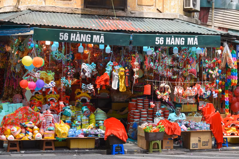Những ngày giữa tháng 8, con phố này đã bày bán đủ các loại sản phẩm thủ công truyền thống như đèn lồng, đầu lân và đồ chơi Trung thu. Giới trẻ nô nức 'check-in' Trung thu sớm ở phố Hàng Mã