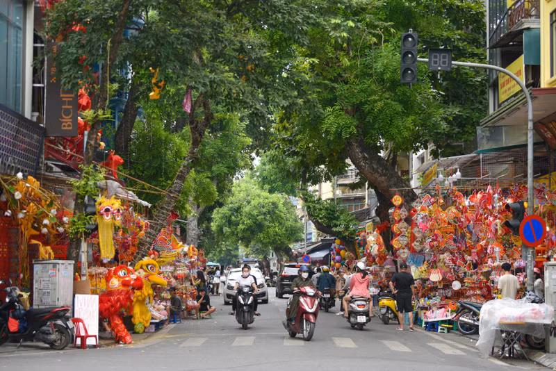 Hơn 1 tháng nữa mới đến Tết Trung thu nhưng phố Hàng Mã (quận Hoàn Kiếm, TP Hà Nội) đã rực rỡ sắc màu. Giới trẻ nô nức 'check-in' Trung thu sớm ở phố Hàng Mã