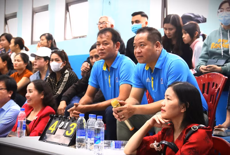 Những pha tranh tài đầy kịch tính tại Giải bóng chuyền Nam tranh cúp Báo GD&TĐ