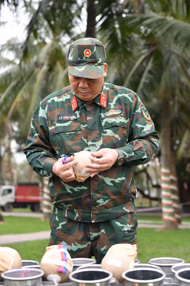 Pháo hoa tầm cao cũng được cải tiến để bắn cao hơn, rực rỡ sắc màu. Cận cảnh trận địa pháo hoa phục vụ cho đêm Giao thừa