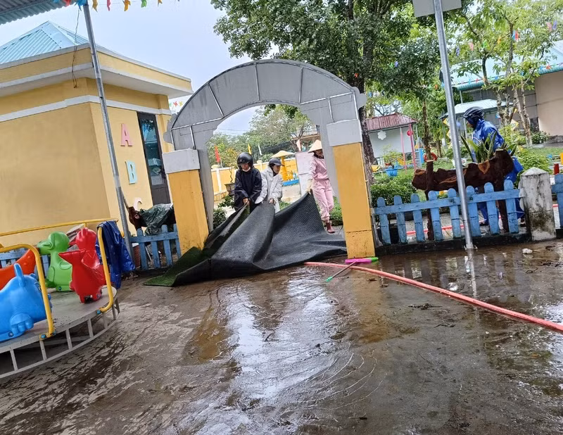 Hiện mưa đã tạnh, lũ cơ bản đã rút, Phòng GD&ĐT huyện Phú Vang đã chỉ đạo các cơ sở giáo dục tập trung huy động khắc phục hậu quả sau mưa lũ để đón học sinh trở lại trường học tập. Thầy cô giáo Thừa Thiên – Huế khẩn trương dọn bùn đất sau trận lũ lớn