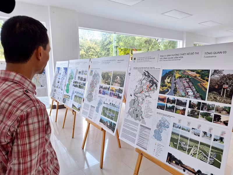 Các ý kiến của người dân được tiếp nhận thông qua các hình thức: Điền phiếu ý kiến tại nơi trưng bày; website và email của Trung tâm Bảo tồn di tích Cố đô Huế; quét mã QR. (Ảnh: Đại Dương) Lấy ý kiến cộng đồng về hồ sơ quy hoạch Quần thể di tích Cố đô Huế