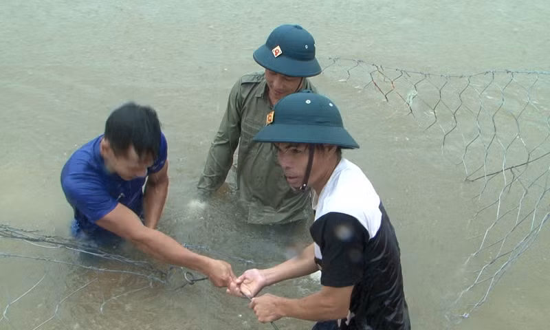 Tuy nhiên với tinh thần khẩn trương, trách nhiệm cao nhất, quyết tâm không để vỡ đê, chiến sĩ bộ đội đã không quản khó khăn, gian khổ, kịp thời triển khai mọi biện pháp gia cố đoạn đê. Bộ đội Thừa Thiên - Huế dầm mình trong nước lũ cứu đê sạt lở