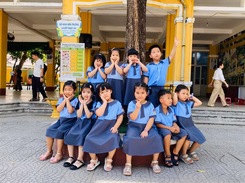 Nhóm nữ sinh lớp 1 thoải mái tạo dáng chụp ảnh lưu niệm. Hình ảnh học sinh lớp 1 Thừa Thiên - Huế nô nức tựu trường sớm