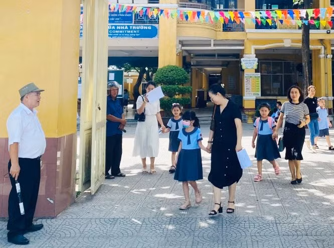 Tại Trường Tiểu học Vĩnh Ninh, nhiều cha mẹ đưa đón con đi trong ngày tựu trường. Hình ảnh học sinh lớp 1 Thừa Thiên - Huế nô nức tựu trường sớm