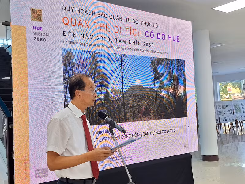 Ông Hoàng Việt Trung - Giám đốc Trung tâm Bảo tồn Di tích Cố đô Huế phát biểu khai mạc. Lấy ý kiến cộng đồng về hồ sơ quy hoạch Quần thể di tích Cố đô Huế