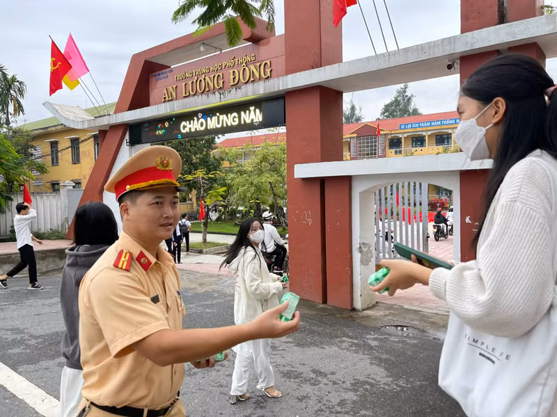 Các học sinh Trường THPT An Lương Đông cũng được nhận sữa. CSGT Thừa Thiên - Huế phát sữa cho học sinh vùng sâu đi khai giảng sớm