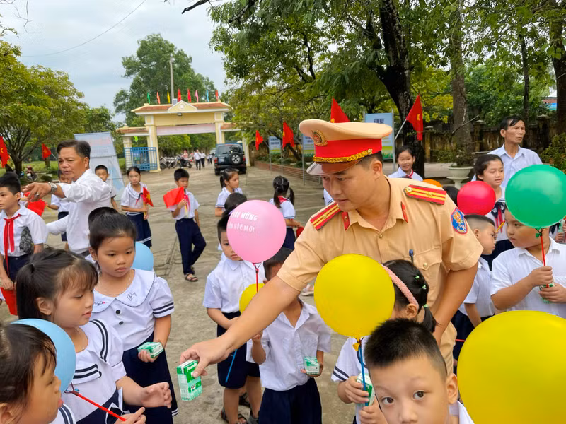 Hành động nhỏ nhưng rất thiết thực. CSGT Thừa Thiên - Huế phát sữa cho học sinh vùng sâu đi khai giảng sớm
