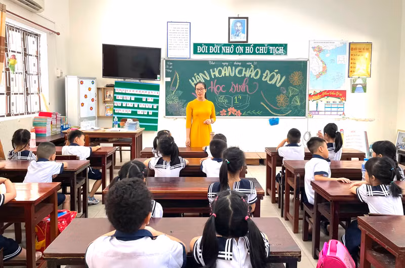 Theo cô Lê Thị Ly Na – Hiệu trưởng Trường tiểu học Lê Lợi, nhà trường đã lựa chọn các giáo viên có nghiệp vụ sư phạm tốt, tâm huyết với nghề, yêu trẻ làm giáo viên chủ nhiệm khối lớp 1. Hình ảnh học sinh lớp 1 Thừa Thiên - Huế nô nức tựu trường sớm