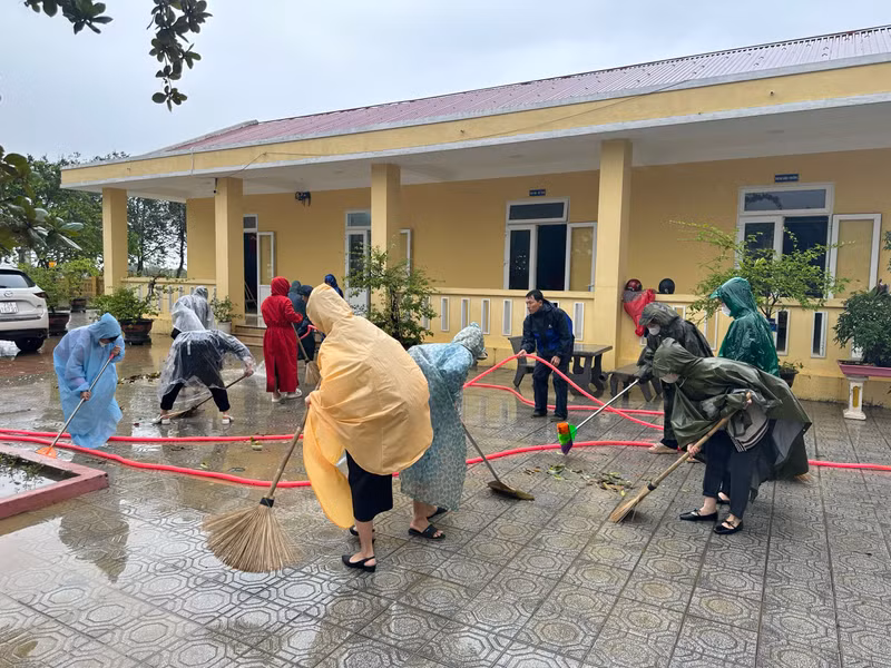 Dưới sự hợp sức của cán bộ, giáo viên nên nhiều trường học đã cơ bản dọn dẹp sạch sẽ sau lũ lớn. Thầy cô giáo Thừa Thiên – Huế khẩn trương dọn bùn đất sau trận lũ lớn