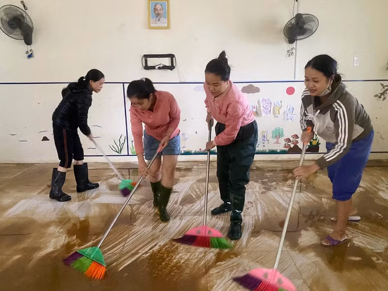 Những nụ cười vẫn nở trên môi các cô giáo. Thầy cô giáo Thừa Thiên – Huế khẩn trương dọn bùn đất sau trận lũ lớn