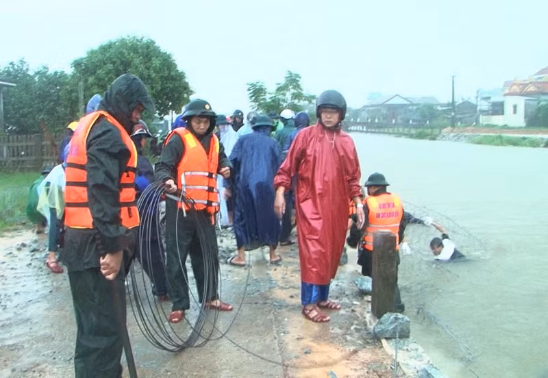 Đoạn đê cống Mai Dương dài gần 100m giáp ranh thôn Mai Dương và thôn Lâm Lý, xã Quảng Phước bị hở "hàm ếch", ăn sâu vào nền đường, nếu không kịp thời gia cố sẽ có nguy cơ vỡ đê. Bộ đội Thừa Thiên - Huế dầm mình trong nước lũ cứu đê sạt lở