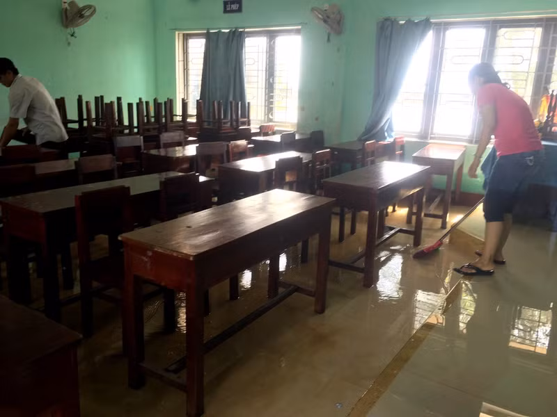 Nước tràn vào nhiều các phòng học khiến việc vệ sinh khó khăn hơn vì đòi hỏi phải làm kỹ càng. Thầy cô giáo Thừa Thiên – Huế khẩn trương dọn bùn đất sau trận lũ lớn