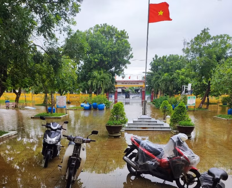 Với phương châm nước rút đến đâu tiến hành làm vệ sinh đến đó, trong lúc nước lũ gần rút hết, các thầy cô giáo, cán bộ đã đến trường làm vệ sinh. Thầy cô giáo Thừa Thiên – Huế khẩn trương dọn bùn đất sau trận lũ lớn