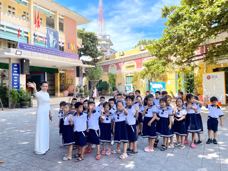Cô giáo chủ nhiệm làm quen với học sinh ngày đầu tiên. Hình ảnh học sinh lớp 1 Thừa Thiên - Huế nô nức tựu trường sớm