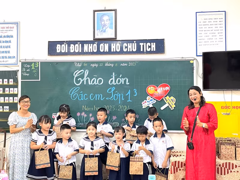 Trường Tiểu học Lê Lợi đã huy động được 100% các cháu 5 tuổi thuộc địa bàn phường Phú Nhuận ra lớp 1. Hình ảnh học sinh lớp 1 Thừa Thiên - Huế nô nức tựu trường sớm