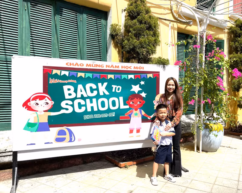 Nhà trường đã trang bị đầy đủ trang thiết bị, đồ dùng dạy học, chỉnh trang cơ sở vật chất, tạo điều kiện tốt nhất để sẵn sàng đón học sinh vào năm học mới 2023-2024. Hình ảnh học sinh lớp 1 Thừa Thiên - Huế nô nức tựu trường sớm