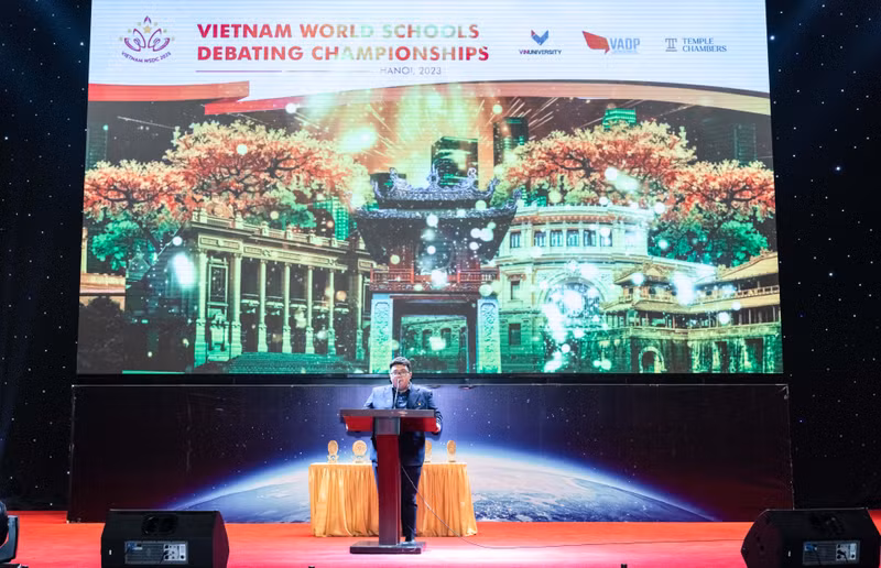 Ông Vũ Anh Tuấn - nhà Sáng lập Học viện Tranh biện & Hùng biện Việt Nam (Founder VADP) phát biểu tại lễ bế mạc. Mỹ vô địch cuộc thi tranh biện WSDC 2023 tổ chức tại Việt Nam