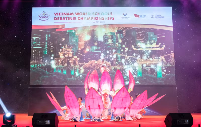 WSDC Việt Nam 2023 là sự kiện quan trọng nhất sau 3 năm đại dịch, do Học viện Tranh biện và Hùng biện Việt Nam (VADP) và Trường Đại học VinUni hợp tác tổ chức. Mỹ vô địch cuộc thi tranh biện WSDC 2023 tổ chức tại Việt Nam