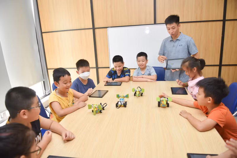 Các lớp học thử về Robotics. Trải nghiệm mùa hè công nghệ