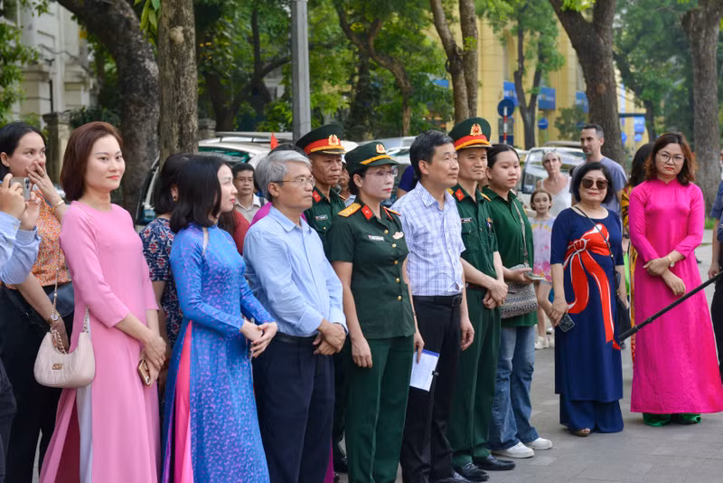 Triển lãm được Ban quản lý hồ Hoàn Kiếm và phố cổ Hà Nội phối hợp cùng Bảo tàng chiến thắng B52 - Cục Chính trị, Bộ Tư lệnh Thủ đô Hà Nội và Bảo tàng lịch sử quân sự Việt Nam tổ chức. 70 hình ảnh tái hiện những chiến thắng hào hùng của dân tộc Việt Nam