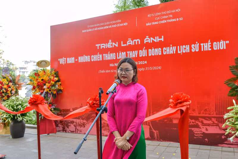 Triển lãm tại Không gian đi bộ khu vực hồ Hoàn Kiếm, quận Hoàn Kiếm, Hà Nội. 70 hình ảnh tái hiện những chiến thắng hào hùng của dân tộc Việt Nam