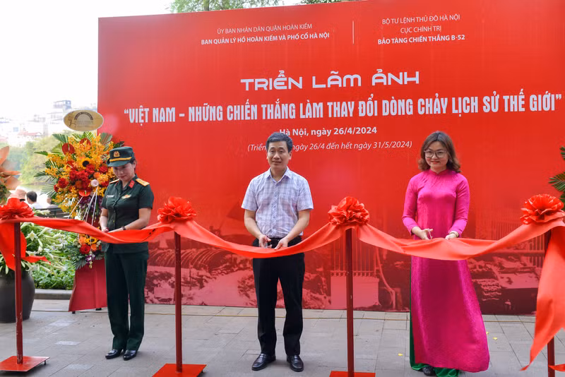 Đại biểu cắt băng khai mạc triển lãm ảnh. 70 hình ảnh tái hiện những chiến thắng hào hùng của dân tộc Việt Nam