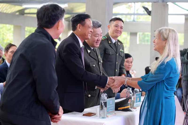 Dự án được xây dựng trong khu hành chính VQG Bạch Mã, trên tổng diện tích 12,5 ha với quy mô trở thành dự án cứu hộ gấu lớn nhất Việt Nam với công suất cứu hộ lên đến 300 cá thể. Khánh thành giai đoạn 1 Trung tâm Cứu hộ gấu Việt Nam tại Vườn quốc gia Bạch Mã