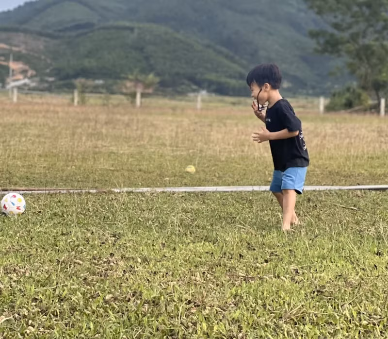 Thay vào đó là chúng sẽ theo các anh chị, các bạn trong xóm đi đá bóng, thả diều, chăn trâu ... Mùa hè về quê để con rời xa điện thoại thông minh