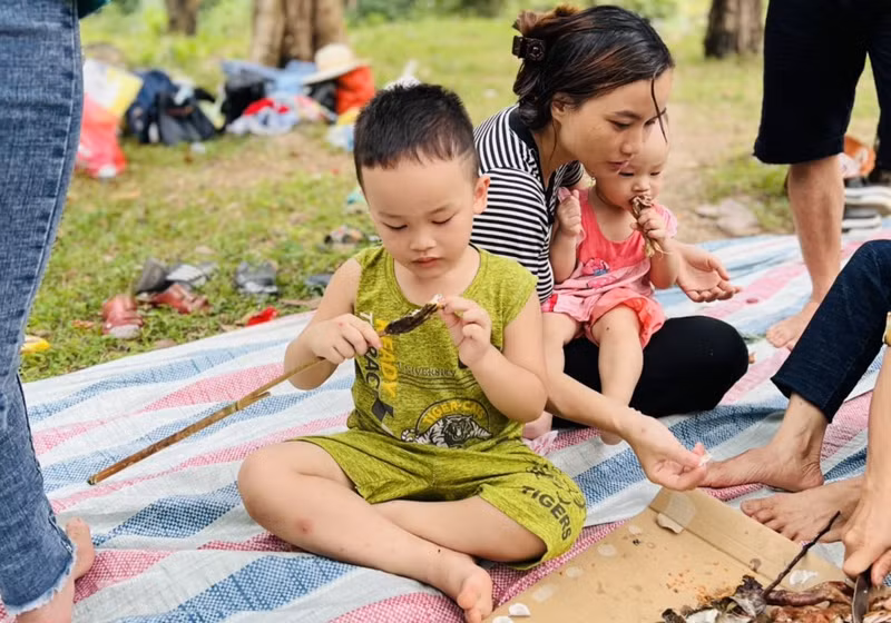 Em bé Ken thích thú thưởng thức cá suối được nướng dân dã... Mùa hè về quê để con rời xa điện thoại thông minh