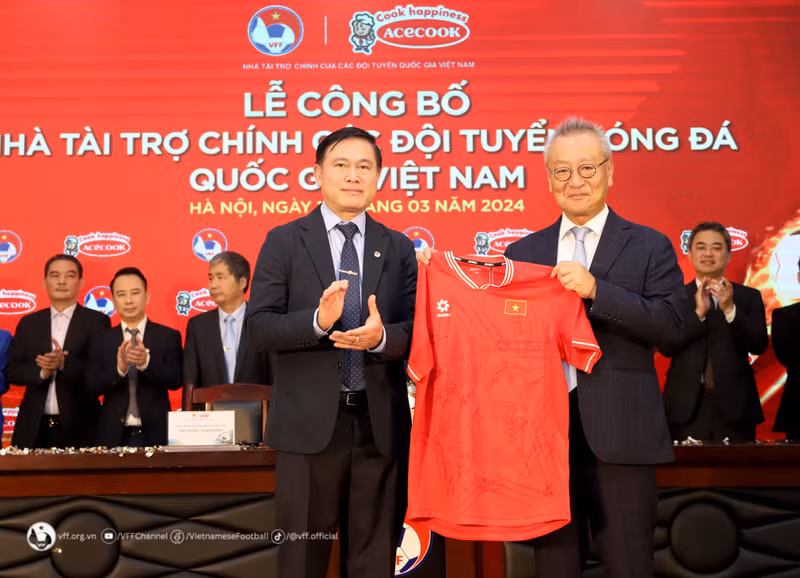 Tới tham dự buổi lễ công bố nhà tài trợ chính các Đội tuyển bóng đá Quốc gia Việt Nam có sự hiện diện của lãnh đạo VFF, đại diện nhà tài trợ chính và Ban huấn luyện đội tuyển bóng đá nam - nữ Quốc gia Việt Nam. Đội tuyển Việt Nam giao lưu cùng các em nhỏ 4 làng SOS Hà Nội