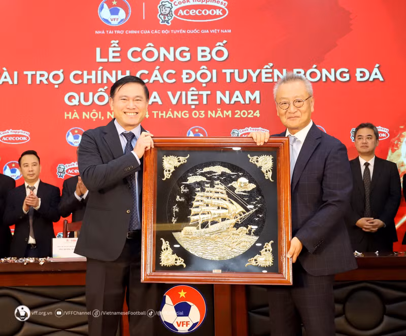 Sau buổi công bố, các cầu thủ sẽ tập luyện và sinh hoạt trong khuôn viên của VFF từ ngày 14-18/3, trước khi lên đường sang Indonesia ngày 19/3. Đội tuyển Việt Nam giao lưu cùng các em nhỏ 4 làng SOS Hà Nội