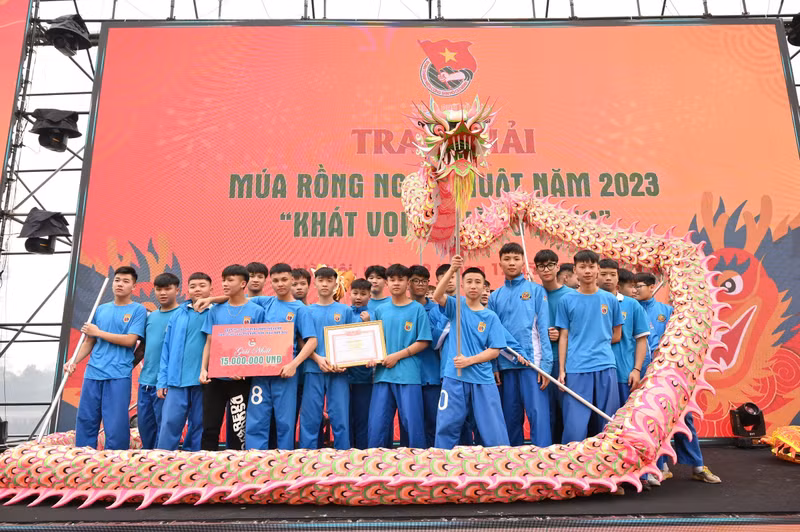 Giải Nhất thuộc về CLB Lân Sư Rồng THPT IVS. Mãn nhãn múa Rồng tại Festival Thanh niên quốc tế