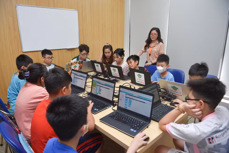 Chương trình mang đến các trải nghiệm mới mẻ cho trẻ từ 5 đến 15 tuổi. Trải nghiệm mùa hè công nghệ