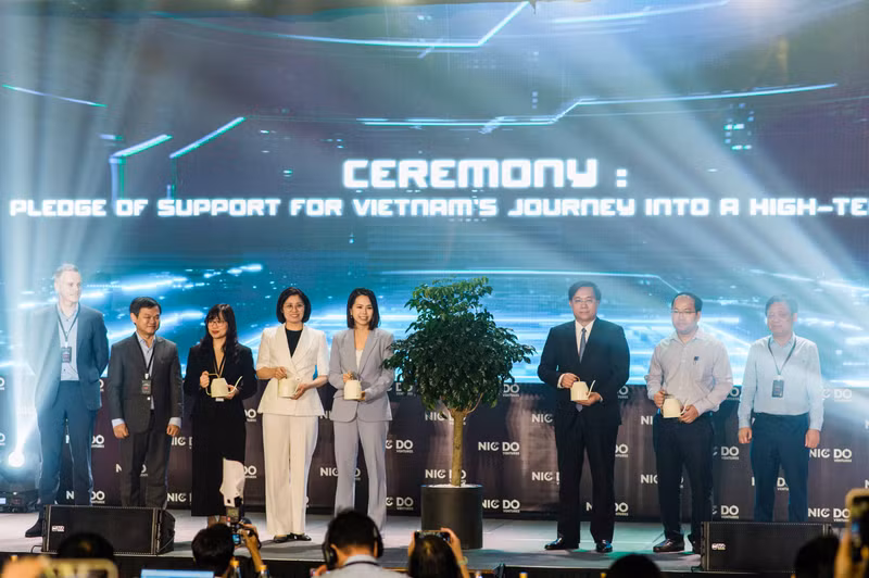 Tại Diễn đàn, toàn thể đại biểu và các khách mời đã chứng kiến Lễ cam kết thúc đẩy Việt Nam trở thành quốc gia công nghệ cao với sự tham gia của các chủ thể trong hệ sinh thái đổi mới sáng tạo. Công bố báo cáo Đầu tư Công nghệ, Đổi mới sáng tạo năm 2024