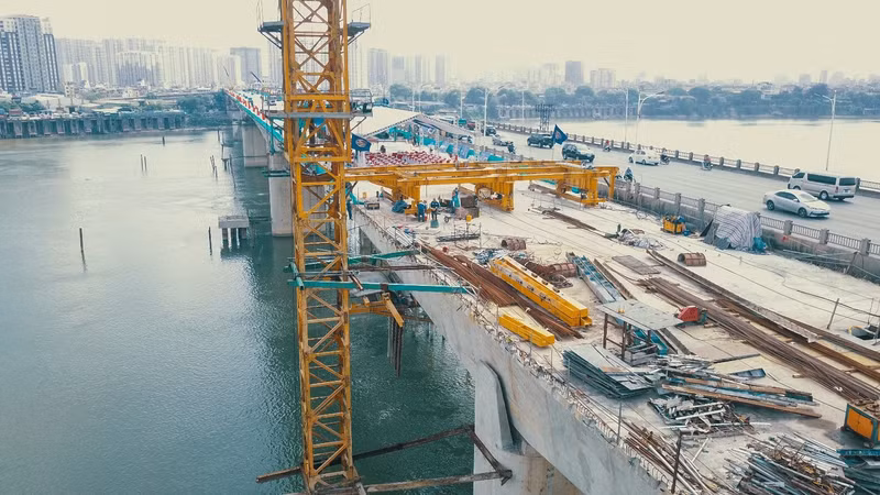 Sau hơn 2 năm thi công, cây cầu đang tiến gần hơn tới ngày hợp long những đốt cầu cuối cùng. Gấp rút công tác chuẩn bị ngày hợp long Cầu Vĩnh Tuy giai đoạn 2