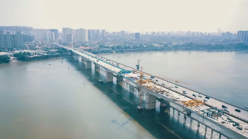 Cầu Vĩnh Tuy 2 được thiết kế gồm 53 nhịp, trong đó 44 nhịp Super T, 3 nhịp đúc hẫng và 6 nhịp dầm bản rỗng liên tục đúc trên đà giáo. Gấp rút công tác chuẩn bị ngày hợp long Cầu Vĩnh Tuy giai đoạn 2