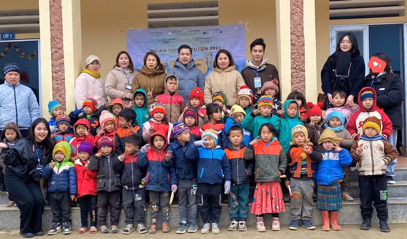 Hành trình 'Sưởi 2023' mang hơi ấm lên vùng cao Hà Giang
