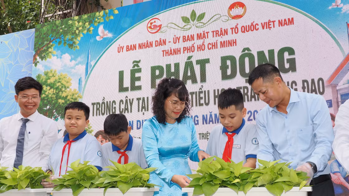 Giáo viên, học sinh Trường Tiểu học Trần Hưng Đạo trong lễ phát động trồng cây đầu năm học 2026-2027. Ảnh: P.N